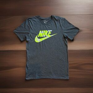 Nike Men's Small S Gray Graphic T-Shirt Neon Green Camo Swoosh Logo Athletic Cut